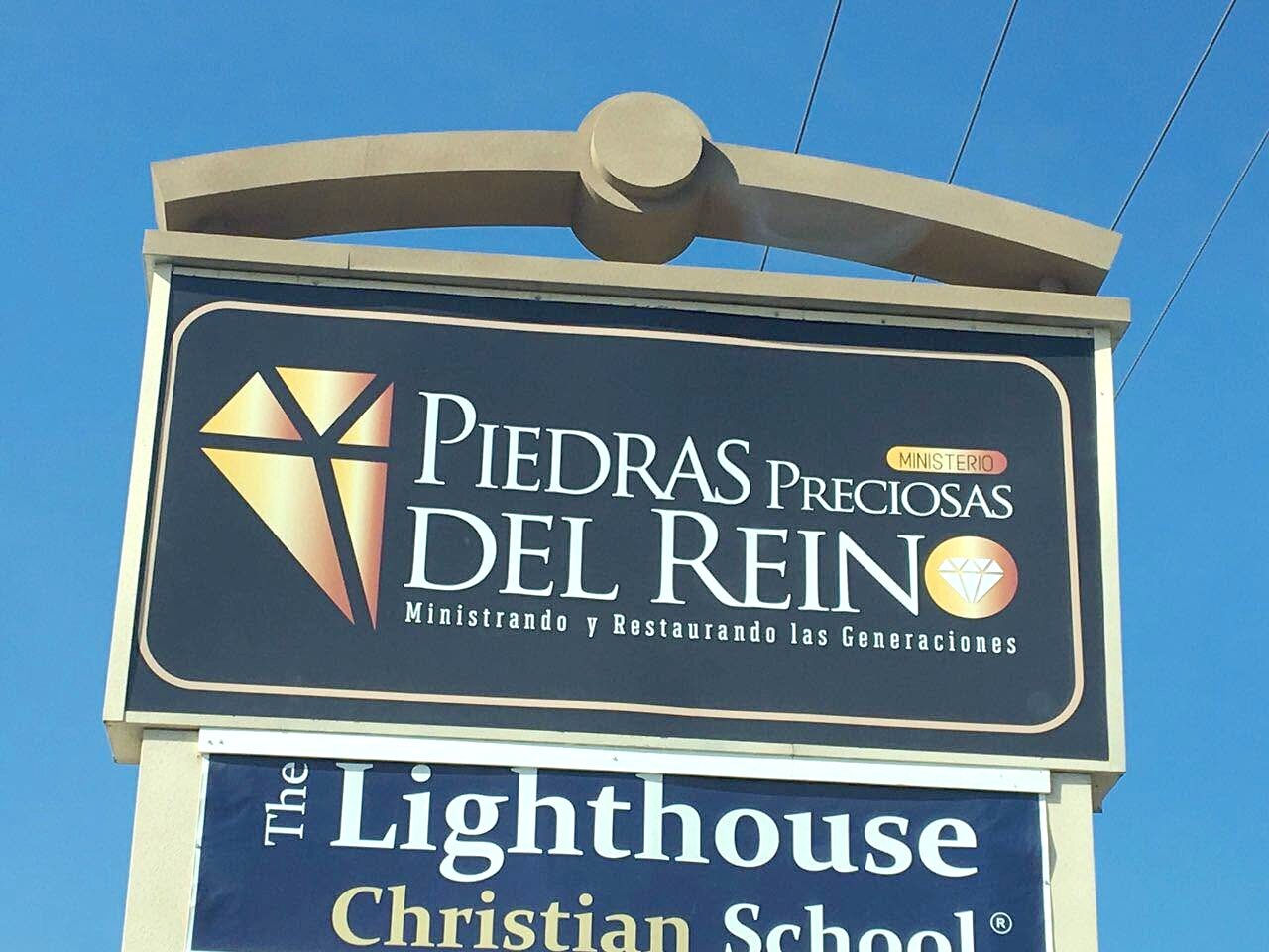 Letrero exterior de Iglesia Piedras Preciosas del Reino / The Lighthouse Christian School