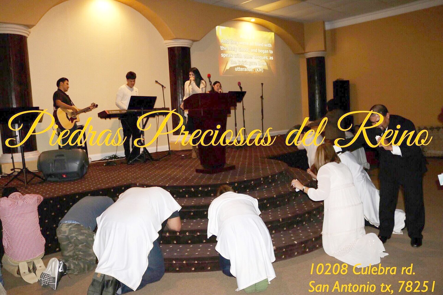 Congregación de pie en adoración con las manos levantadas
