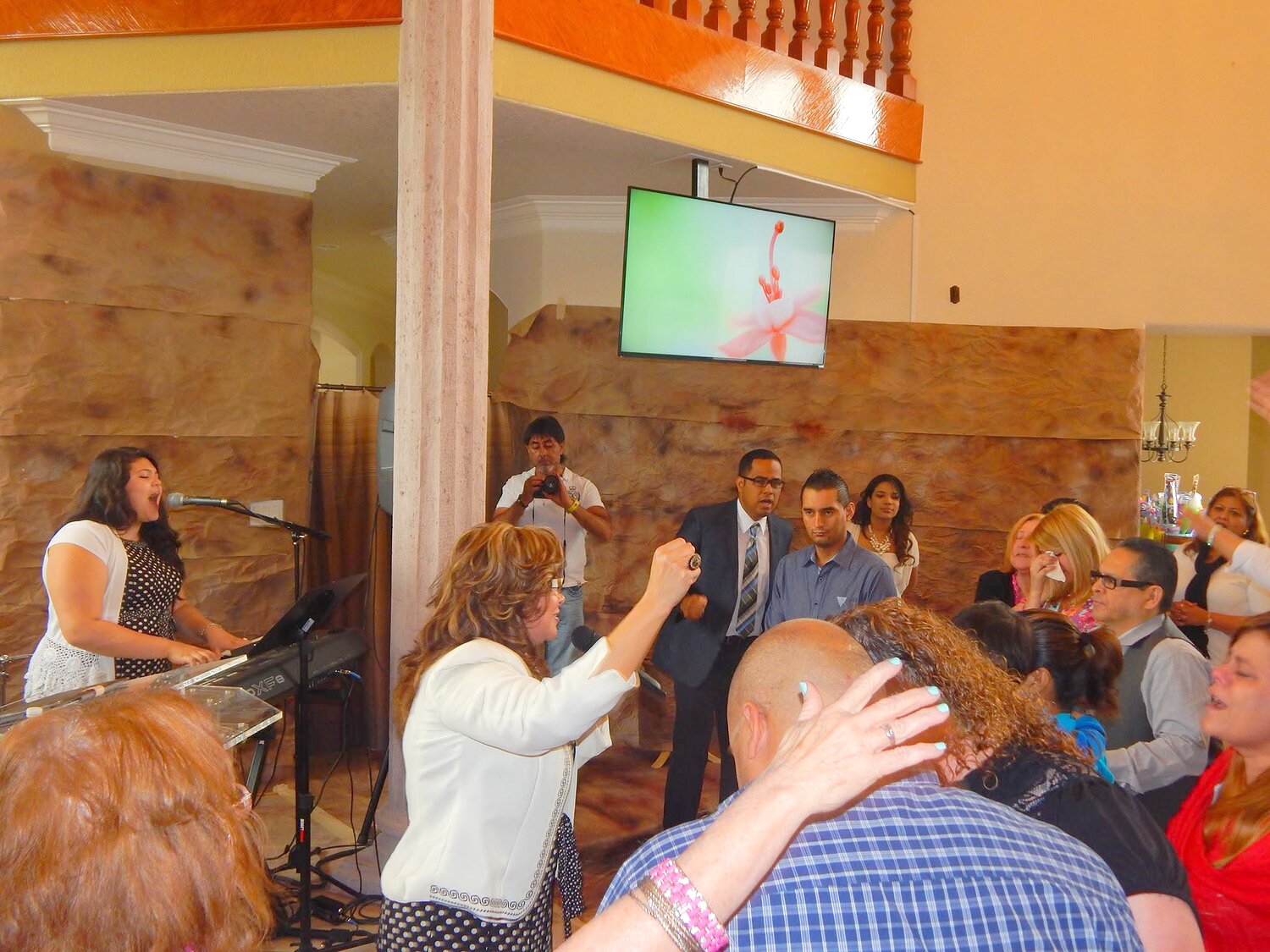 Equipo de alabanza tocando en vivo durante el servicio