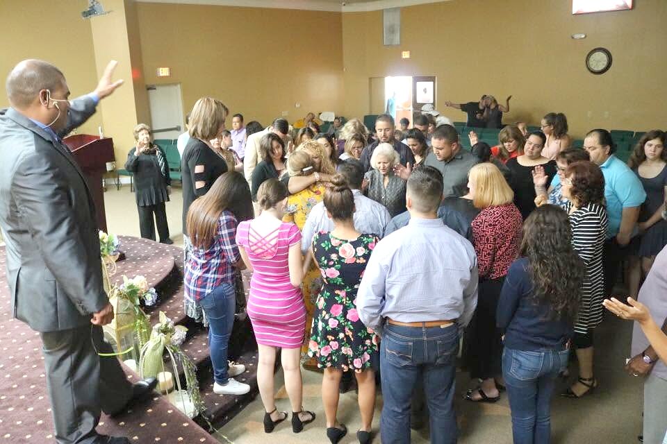 Congregación aplaudiendo durante un momento de celebración