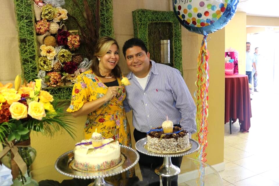 Momento de oración congregacional con manos entrelazadas