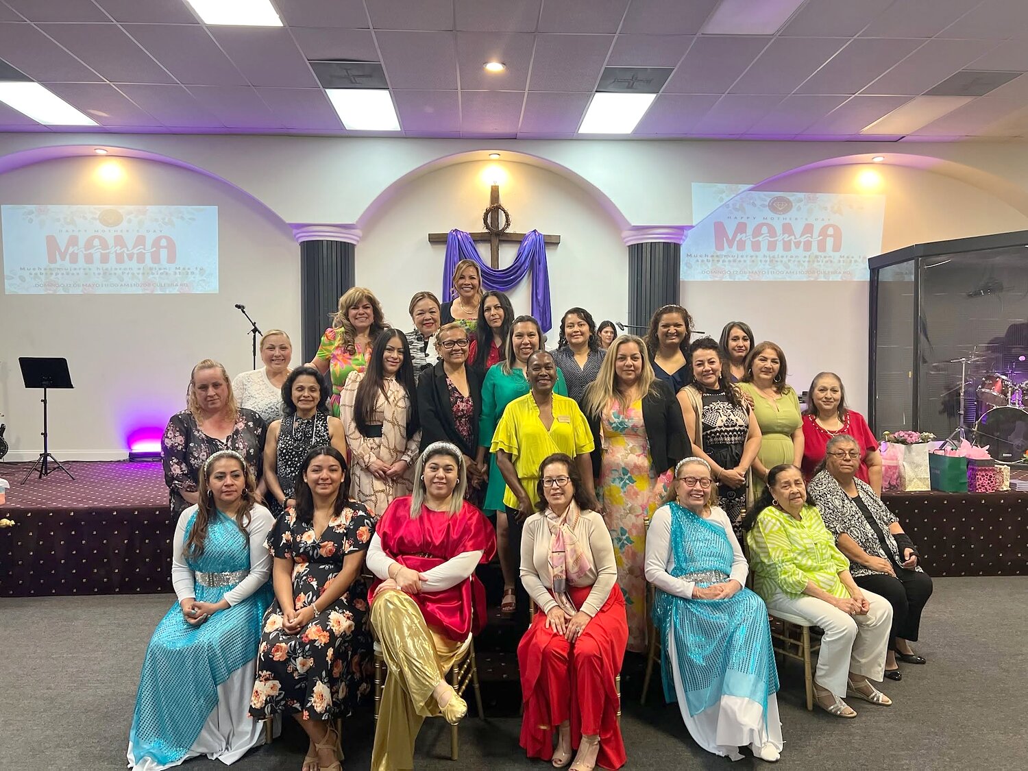 Congregación de muchas naciones adorando unida