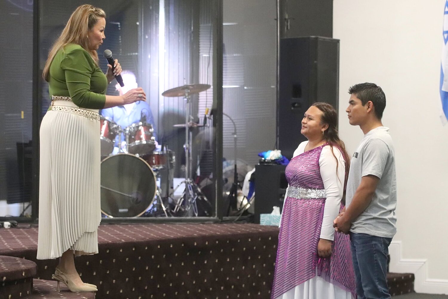 Congregación completa de pie durante un canto de cierre